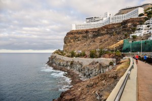 beach promenade between Purto Rico and Playa Amadores